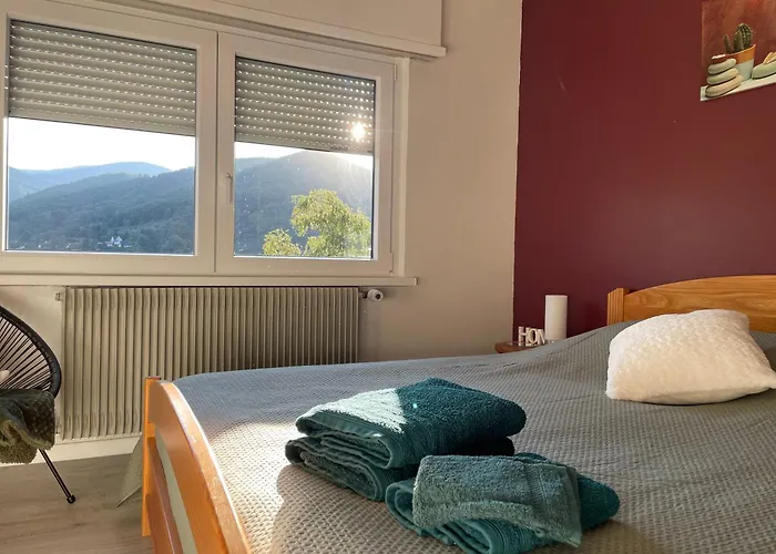 Au Reposoir - Vue Sur La Montagne